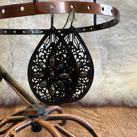 4/$20🙈Intricate Teardrop Earrings with Iridescent Accents - Picture 3 of 3